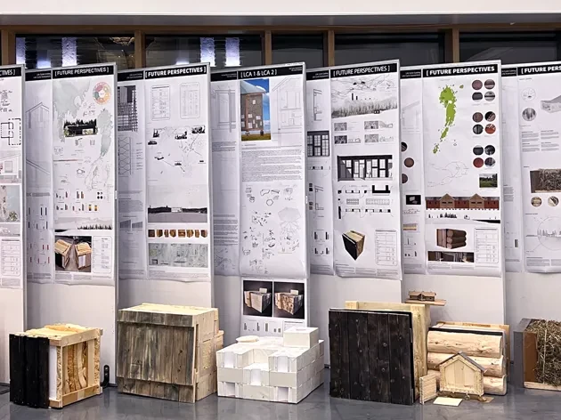 Utställning med plancher och byggda objekt i Arkitekthögskolans entré