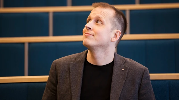 Man tittar uppåt i en föreläsningssal.