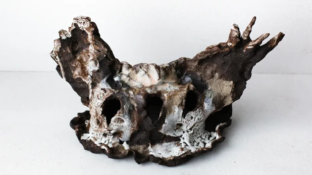Skulptur i olikfärgad keramik