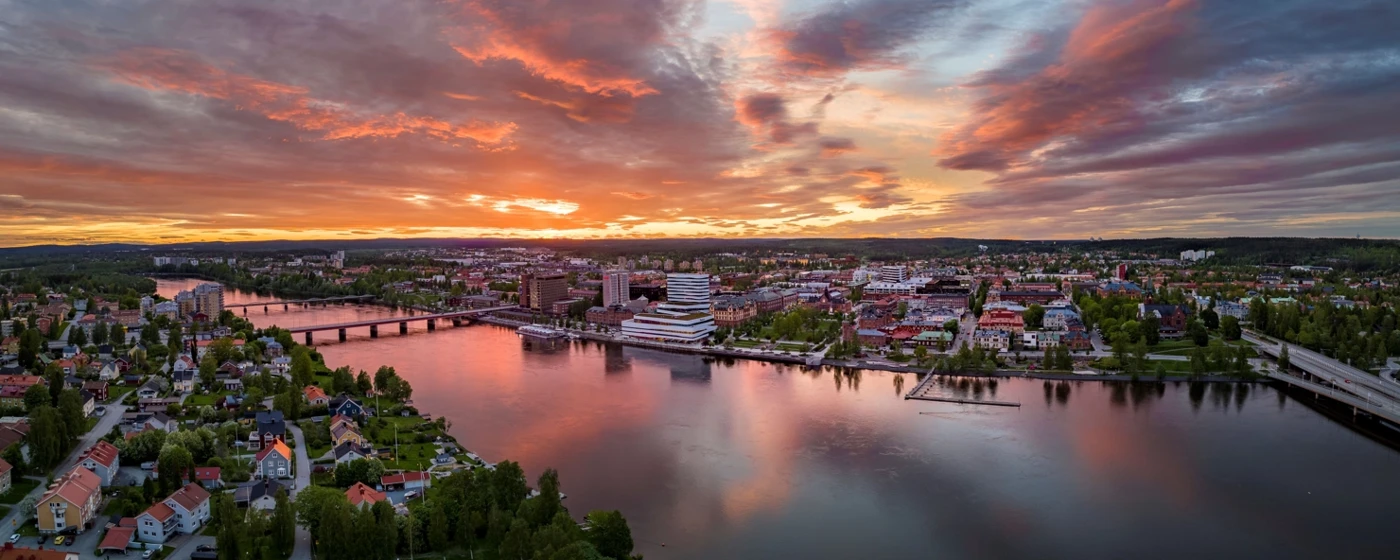 Panoramavy över Umeå stad och älven.